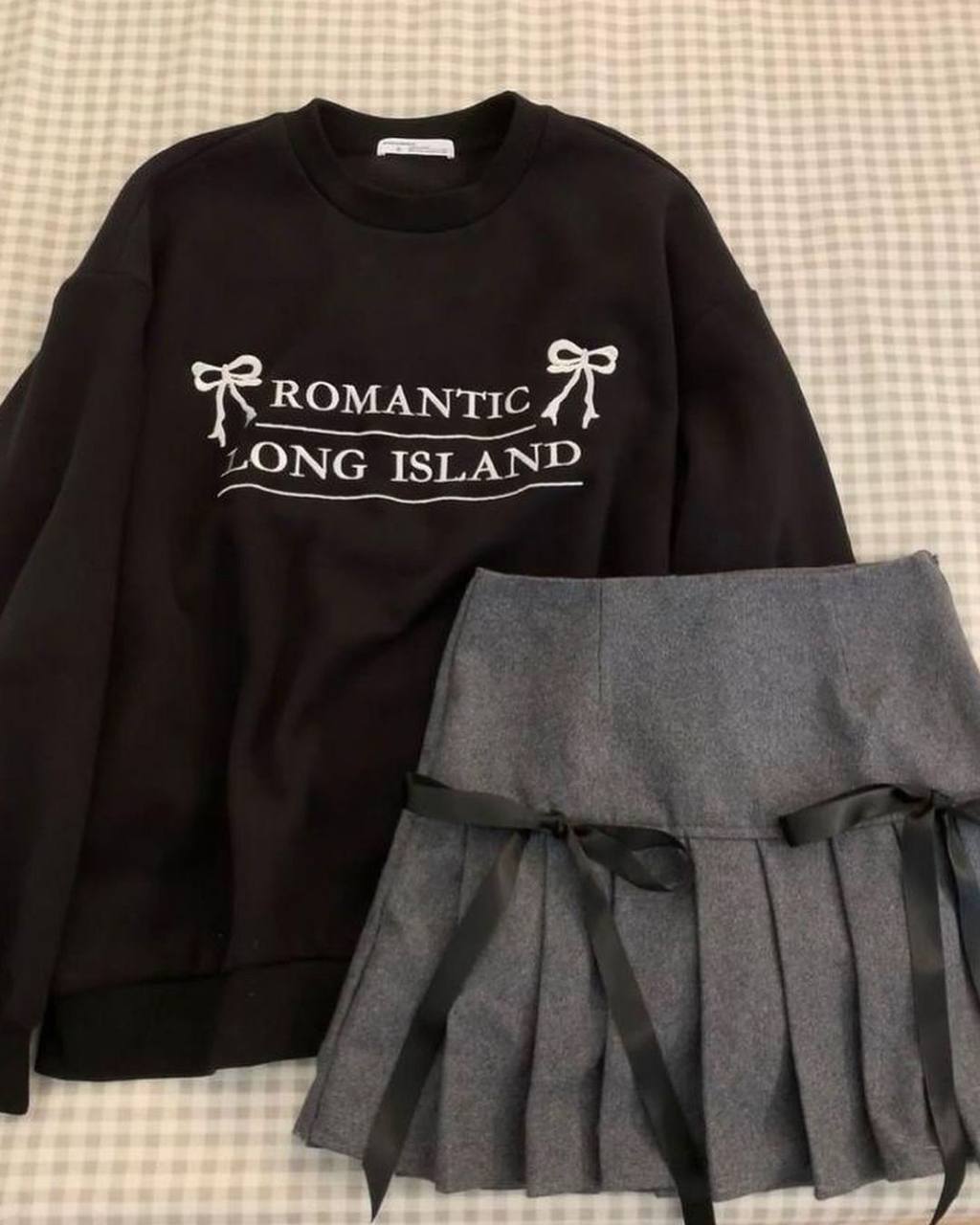 Black Romantic Long Island 3 Thread Raised Sweatshirt